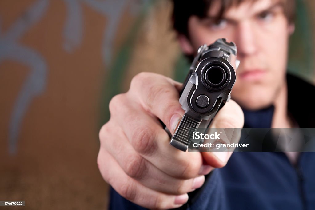 Подросток с пистолет - Стоковые фото Насилие роялти-фри