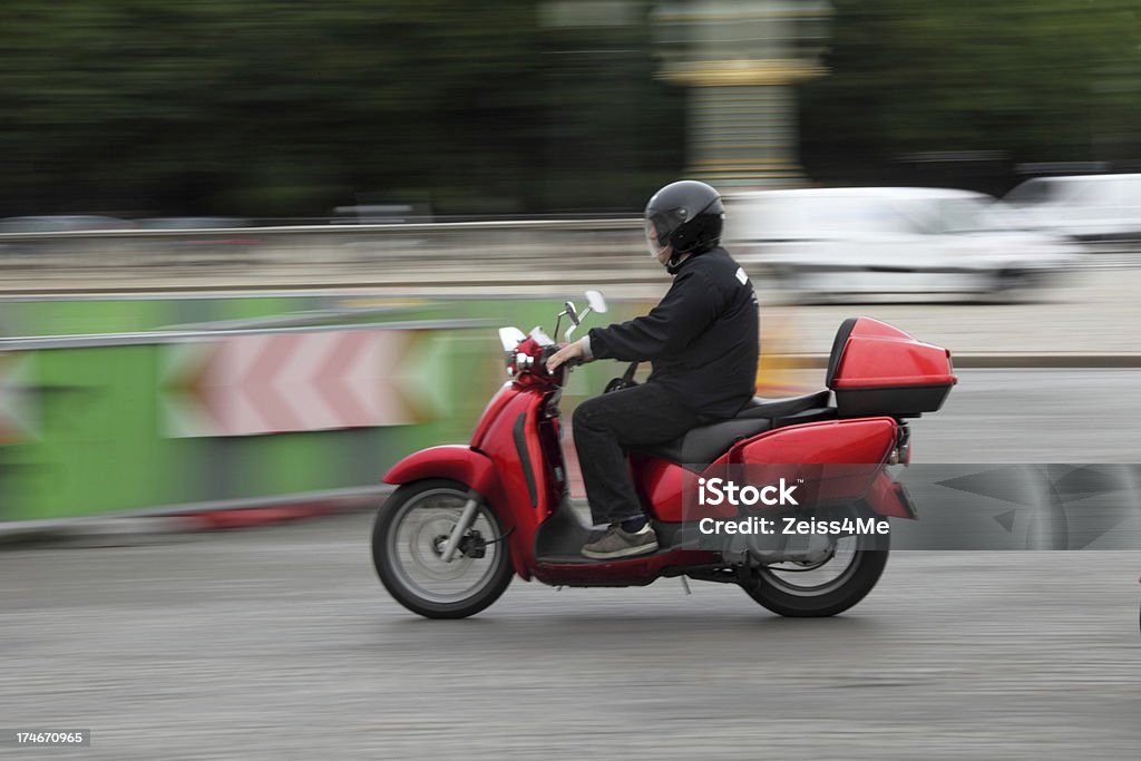Homme sur une moto rouge en Zoom avant - Photo de Adulte libre de droits