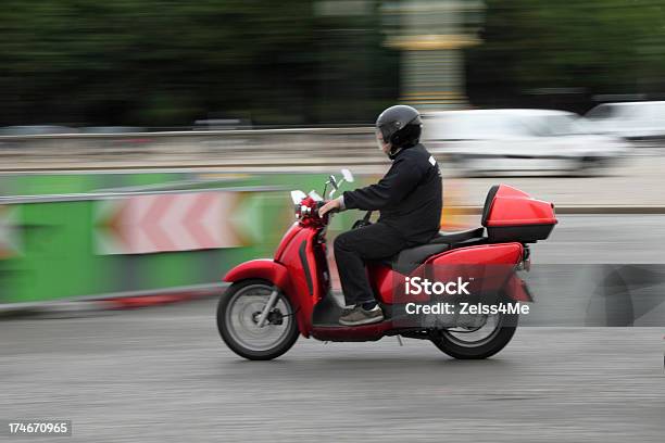 Photo libre de droit de Homme Sur Une Moto Rouge En Zoom Avant banque d'images et plus d'images libres de droit de Adulte - Adulte, Blanc, Casque