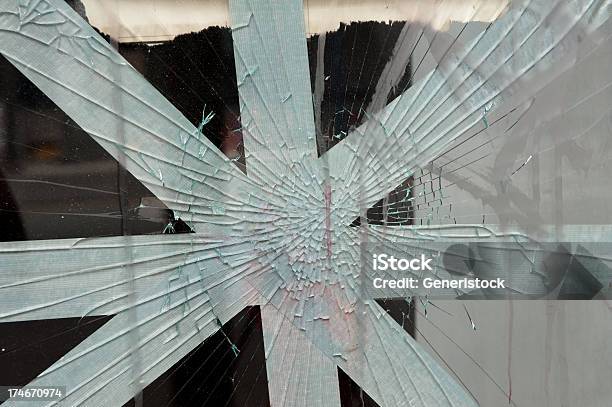 Rotto Vetro Rotto Finestrino Riparato Con Nastro - Fotografie stock e altre immagini di Danneggiato - Danneggiato, Edificio adibito a uffici, Finestra