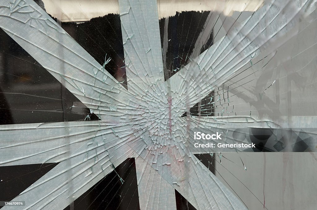 プロークン割れガラスウィンドウの修理テープ付き - オフィスビルのロイヤリティフリーストックフォト