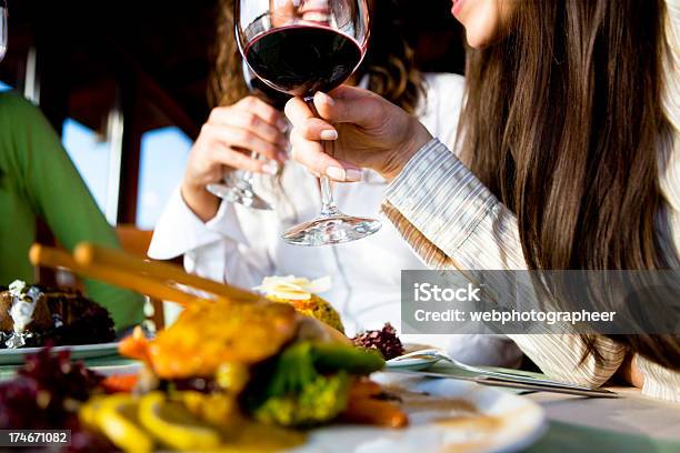 Wein Beim Anstoßen Stockfoto und mehr Bilder von Alkoholisches Getränk - Alkoholisches Getränk, Bildschärfe, Einen Toast ausbringen