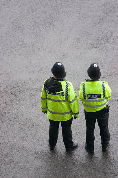 policemen 2 つの英国 - police helmet ストックフォトと画像