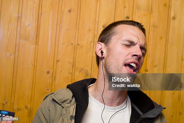 Foto de Homem Ouvindo Música e mais fotos de stock de Acordar - Acordar, Barulho, Berrar