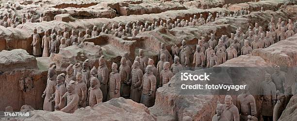 Photo libre de droit de Son Armée En Terre Cuite De Xian Chine banque d'images et plus d'images libres de droit de Armée en terre cuite de l'empereur Qin Shi Huangdi - Armée en terre cuite de l'empereur Qin Shi Huangdi, Antique, Archéologie