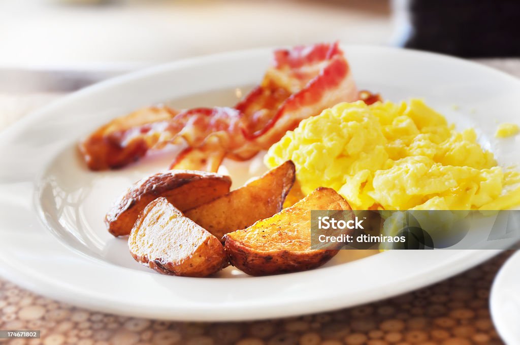 Pommes de terre, du bacon et des œufs brouillés - Photo de Aliment libre de droits