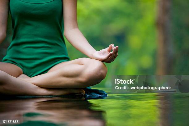 Frau Tun Yoga Stockfoto und mehr Bilder von Yoga - Yoga, Grün, Natur