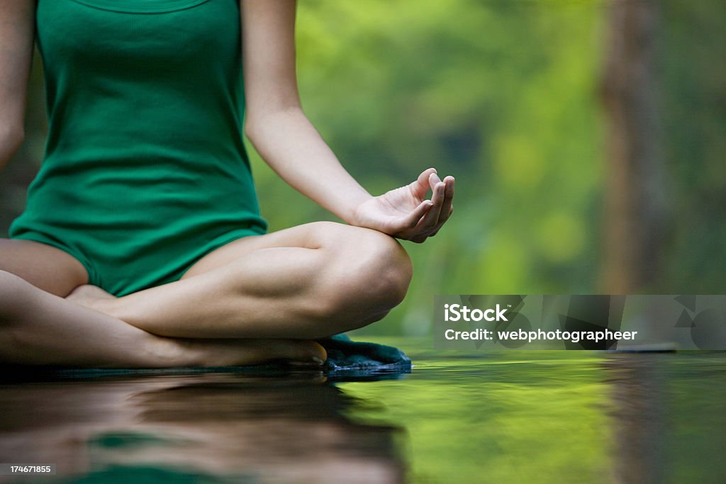 Donna facendo yoga - Foto stock royalty-free di Yoga