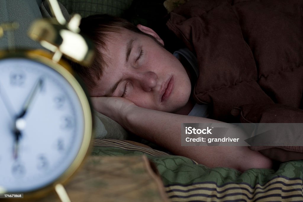 Dormir garoto adolescente com despertador - Foto de stock de Adolescente royalty-free