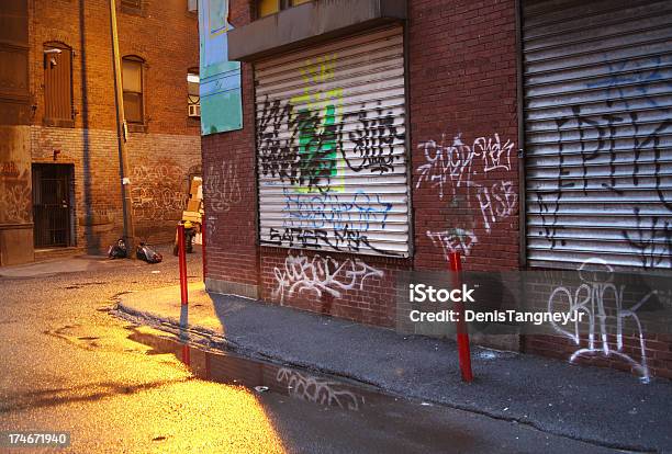 Bassifondi - Fotografie stock e altre immagini di Vicolo - Vicolo, Bassifondi, Graffiti