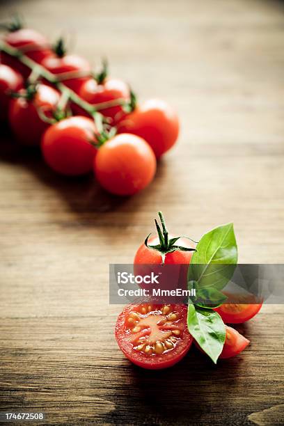 Pomidory Koktajlowe - zdjęcia stockowe i więcej obrazów Bazylia - Bazylia, Bez ludzi, Czerwony