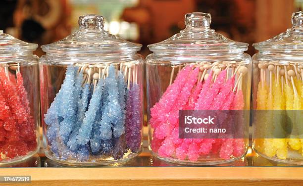 Coloridas Doce Rock - Fotografias de stock e mais imagens de Bastão de Açúcar - Bastão de Açúcar, Cor de rosa, Azul