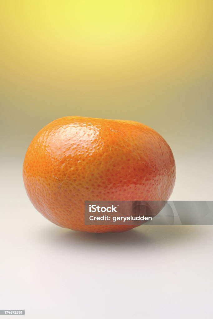 Mandarine auf Gelb - Lizenzfrei Aufnahme von unten Stock-Foto