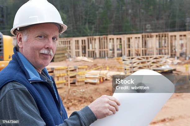 Homem Trabalhando Na Construção De Site Xxl - Fotografias de stock e mais imagens de Adulto - Adulto, Adulto maduro, Ao Ar Livre