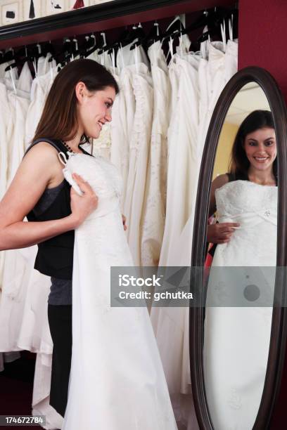 Frau Shopping Für Hochzeit Kleid Stockfoto und mehr Bilder von Aufregung - Aufregung, Aussuchen, Bekleidungsgeschäft