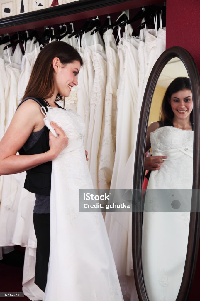 Mulher de vestido de casamento compras - Foto de stock de 20 Anos royalty-free