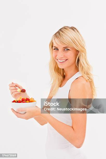 Sonriente Joven Mujer Agarrando Ensalada De Frutas Foto de stock y más banco de imágenes de 20 a 29 años - 20 a 29 años, 20-24 años, Adulto