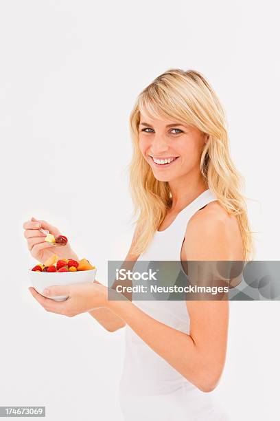 웃는 젊은 여자 쥠 과일 샐러드 20-24세에 대한 스톡 사진 및 기타 이미지 - 20-24세, 20-29세, 개성-개념