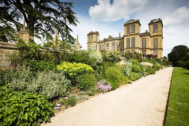 hardwick hall et les jardins - ornamental garden europe flower bed old fashioned photos et images de collection