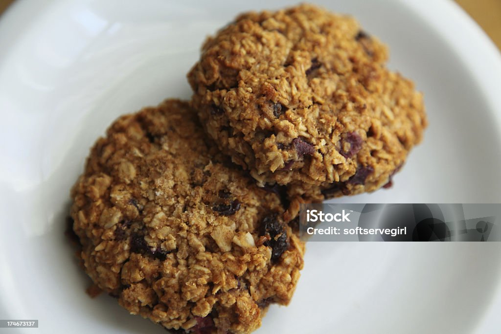 2 Cookies de aveia em um prato branco - Foto de stock de Alimentação Saudável royalty-free