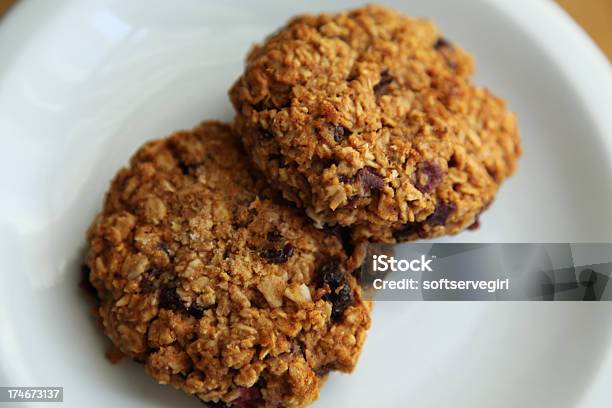 Foto de 2 Cookies De Aveia Em Um Prato Branco e mais fotos de stock de Alimentação Saudável - Alimentação Saudável, Assar, Biscoito