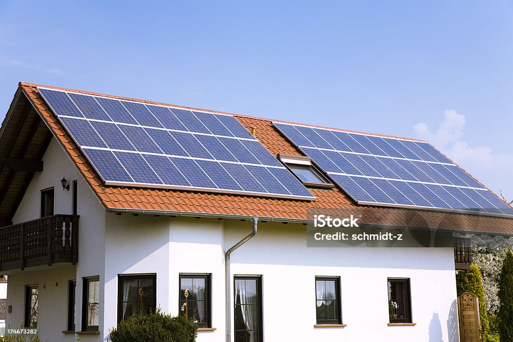 Casa con paneles solares - Foto de stock de Panel Solar libre de derechos
