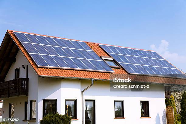 Casa Con Paneles Solares Foto de stock y más banco de imágenes de Panel Solar - Panel Solar, Casa, Edificio residencial