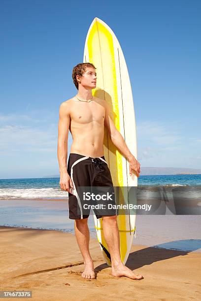 Surfista - Fotografias de stock e mais imagens de 20-29 Anos - 20-29 Anos, Adulto, Ao Ar Livre