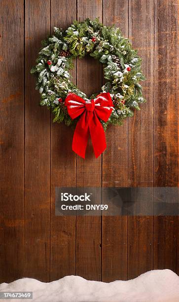 Corona De Navidad Foto de stock y más banco de imágenes de Corona - Arreglo floral - Corona - Arreglo floral, Navidad, Celebración - Acontecimiento