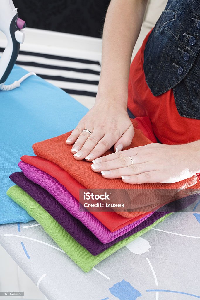 Женщины руки на сложенный одежды - Стоковые фото В помещении роялти-фри