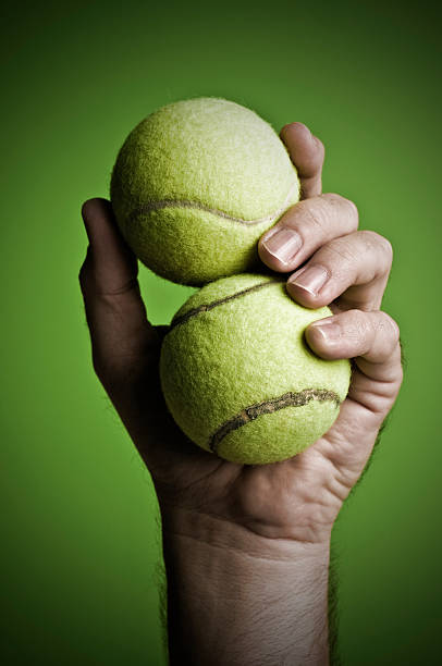 hand holding zwei Tennisbälle – Foto