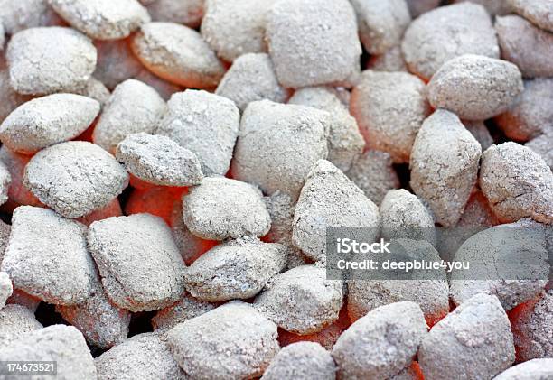 Photo libre de droit de Briquets Fond Blanc Éclatant Charbon banque d'images et plus d'images libres de droit de Aliment en portion - Aliment en portion, Allumer, Barbecue