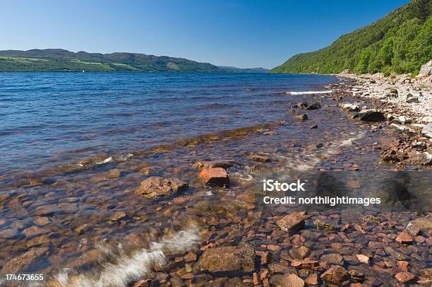 Jezioro Loch Ness - zdjęcia stockowe i więcej obrazów Bez ludzi - Bez ludzi, Bezchmurne niebo, Brzeg jeziora