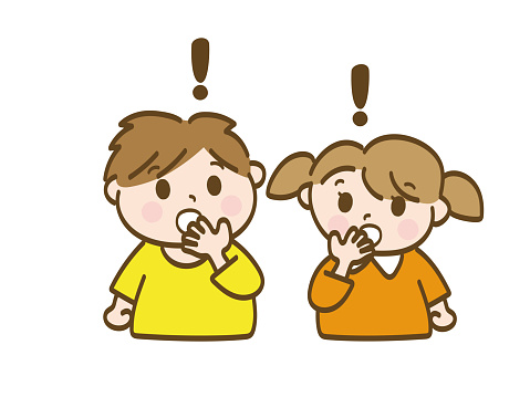 A boy and a girl who are surprised and cover their mouths_Early elementary school students_Toddlers