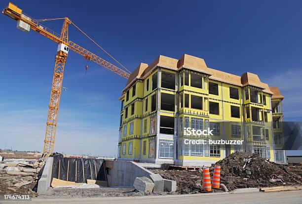 Moderno Edifício Em Construção Condo - Fotografias de stock e mais imagens de Alto - Descrição Física - Alto - Descrição Física, Amarelo, Ao Ar Livre