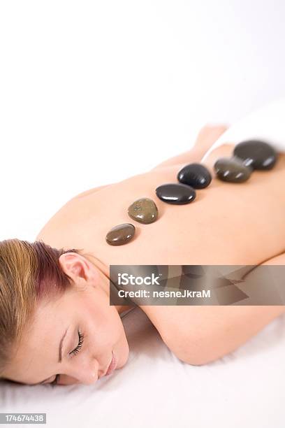 Relaxado Na Mesa De Massagem - Fotografias de stock e mais imagens de 20-29 Anos - 20-29 Anos, Amimar, Beleza