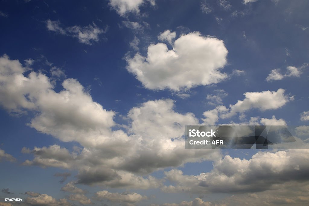 Himmel Hintergrund mit Wolken und Sturm (XXXL - Lizenzfrei Bedeckter Himmel Stock-Foto