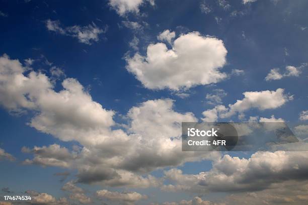 Fondo De Cielo Con Nubes De Tormenta Y Foto de stock y más banco de imágenes de Accesibilidad - Accesibilidad, Aire libre, Azul