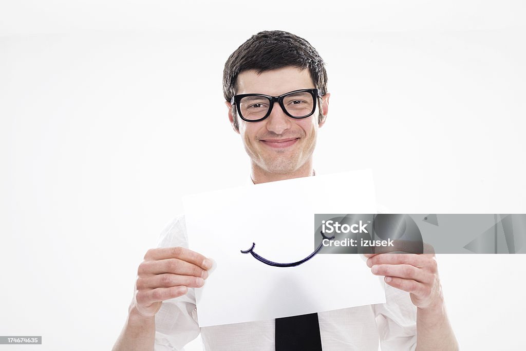 Młody człowiek trzyma się uśmiechem - Zbiór zdjęć royalty-free (30-34 lata)