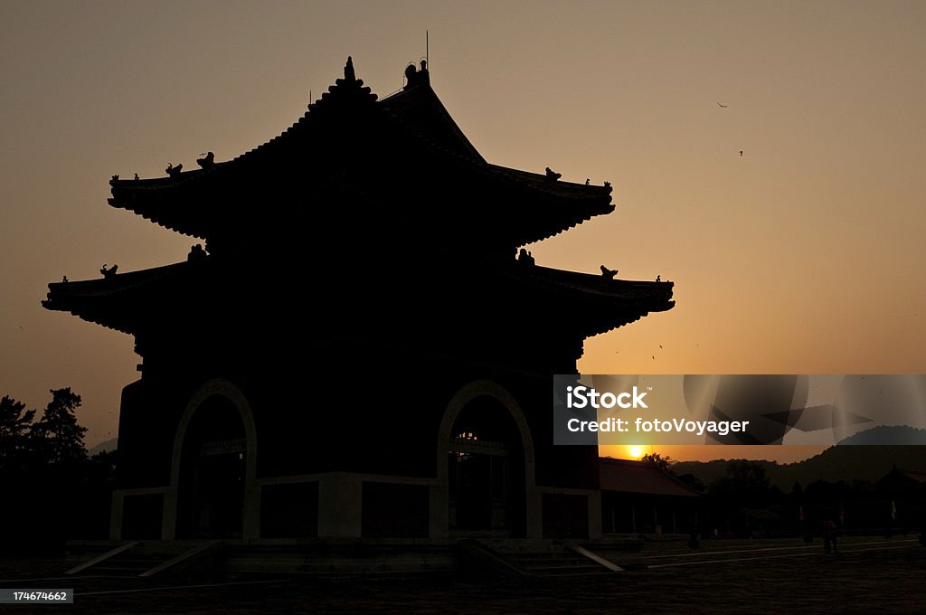 pagoda silhouette tramonto Cina - Foto stock royalty-free di Antica civiltà