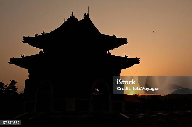 Pagoda Silhouette Tramonto Cina - Fotografie stock e altre immagini di Antica civiltà - Antica civiltà, Antico - Condizione, Arancione