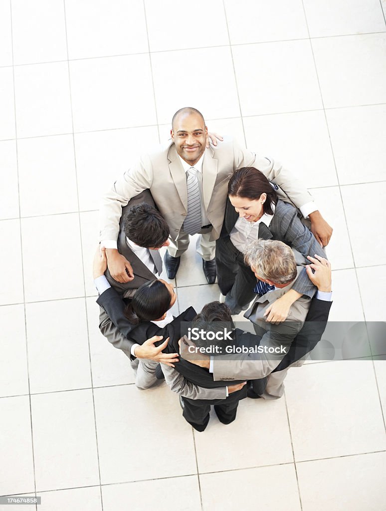 Empresário, olhando para cima com negócios pessoas em círculo - Royalty-free Abraço de grupo Foto de stock