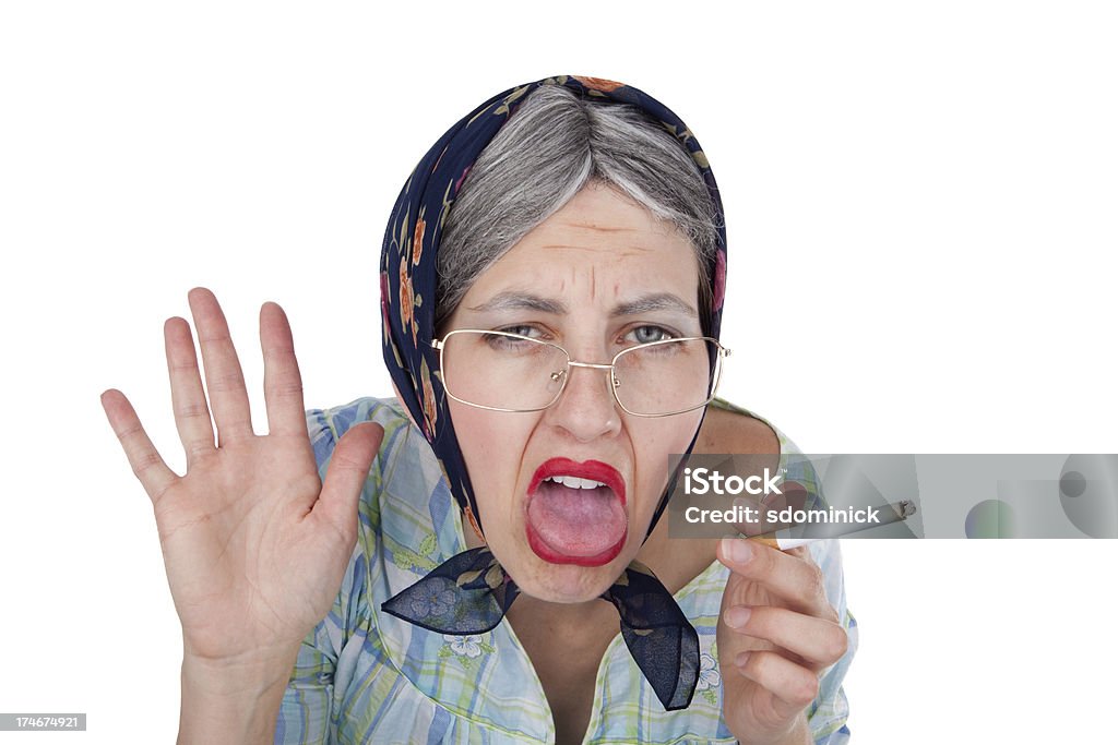 ZANGADO Old Lady fumantes - Foto de stock de Adulto royalty-free