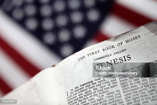 America I Książki Z Genesis - zdjęcia stockowe i więcej obrazów Amerykańska flaga - Amerykańska flaga, Bez ludzi, Bezpieczeństwo