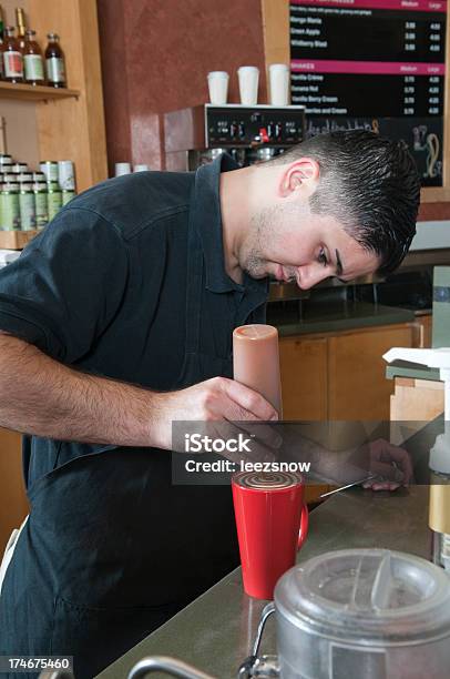 Cafetería Serie Barista Artístico Foto de stock y más banco de imágenes de Adulto - Adulto, Adulto joven, Barista