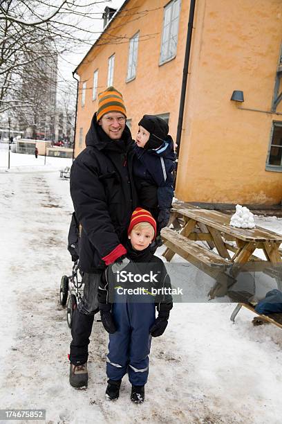 Familie Im Schnee Stockfoto und mehr Bilder von Stockholm - Stockholm, Vater, 12-23 Monate