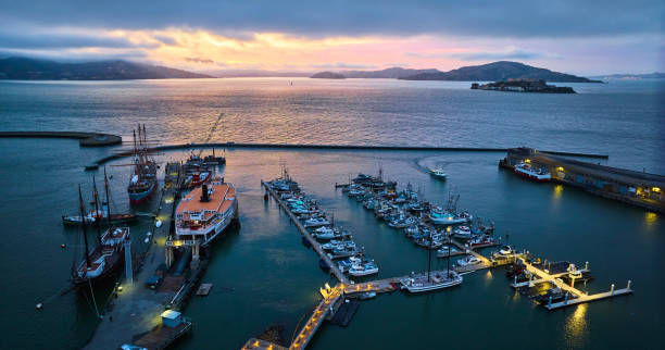 oświetlenie zachodu słońca nad zatoką san francisco z alcatraz i hyde st pier oświetlone nocą z lotu ptaka - hyde street zdjęcia i obrazy z banku zdjęć