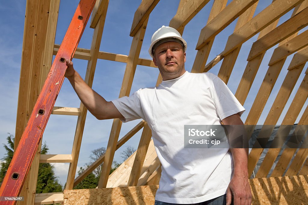 Chantier de Construction Travailleur avec encadrement en bois sur le toit - Photo de Adulte libre de droits