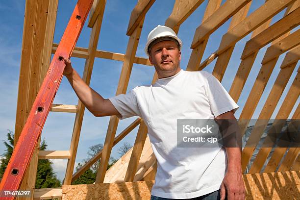 Photo libre de droit de Chantier De Construction Travailleur Avec Encadrement En Bois Sur Le Toit banque d'images et plus d'images libres de droit de Adulte