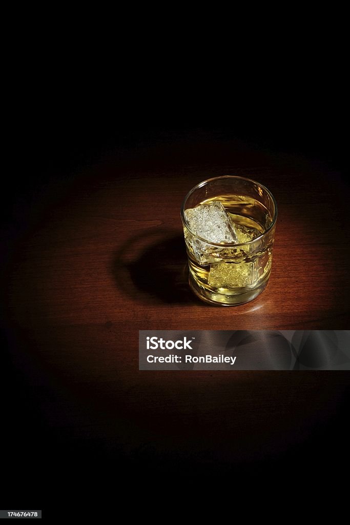 Film Noir whisky sulle rocce - Foto stock royalty-free di 1940-1949